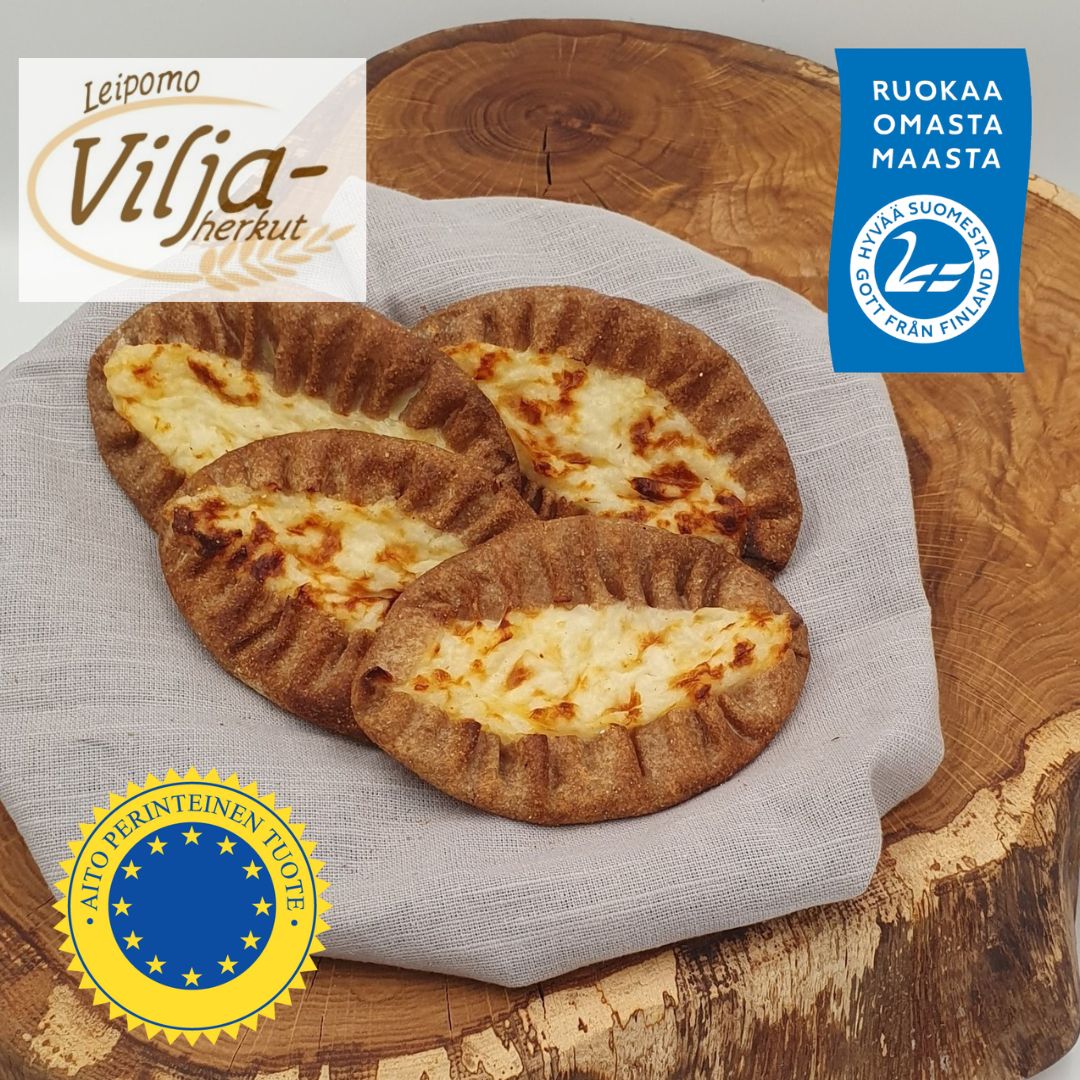 Viljaherkkujen karjalanpiirakoita puualustalla